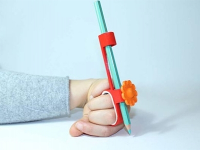 Designers criam lápis para crianças com deficiência